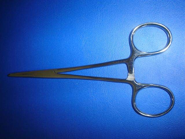 Pinça Kelly 14cm reta – Cirúrgica Mache Equipamentos Hospitalares